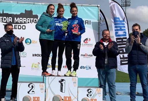 El podio en la categoría femenina absoluta en la media maratón de Toledo