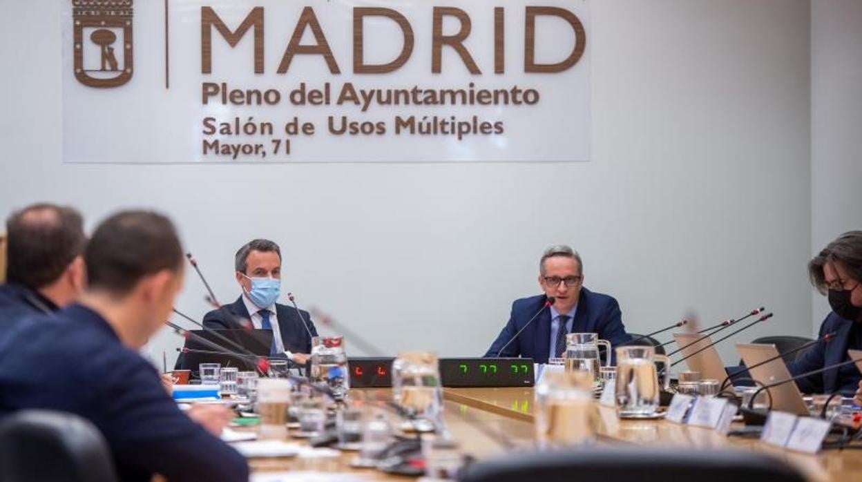 El Consejero Delegado de la EMVS, Diego Lozano, responde en la primera sesión de la Comisión de Investigación a Ayuso