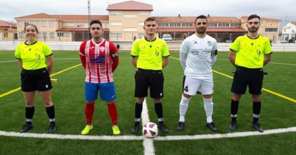 Campillo y Pedroñeras empataron a dos goles en un partido del Grupo I de la Preferente. Los capitanes de ambos equipos posan junto con el trío arbitral