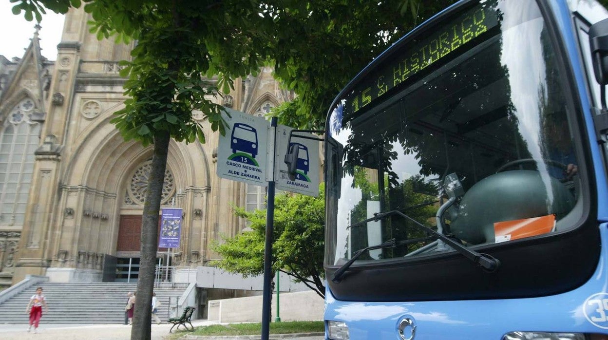 Un autobús se detiene en la parada junto a la catedral de Vitoria