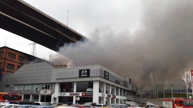 Recomiendan cerrar ventanas debido a un aparatoso incendio que afecta también a Bilbao
