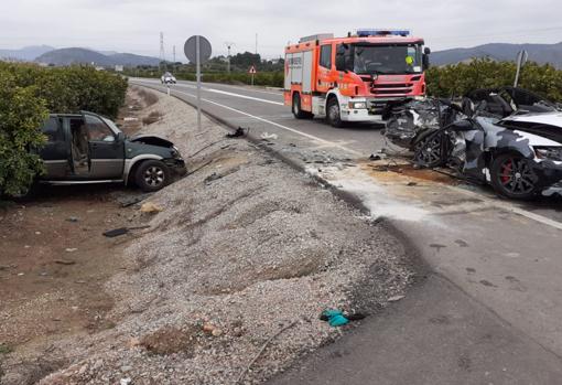 Imagen de los dos vehículos colisionados en la carretera CV-317 a su paso por Sagunto