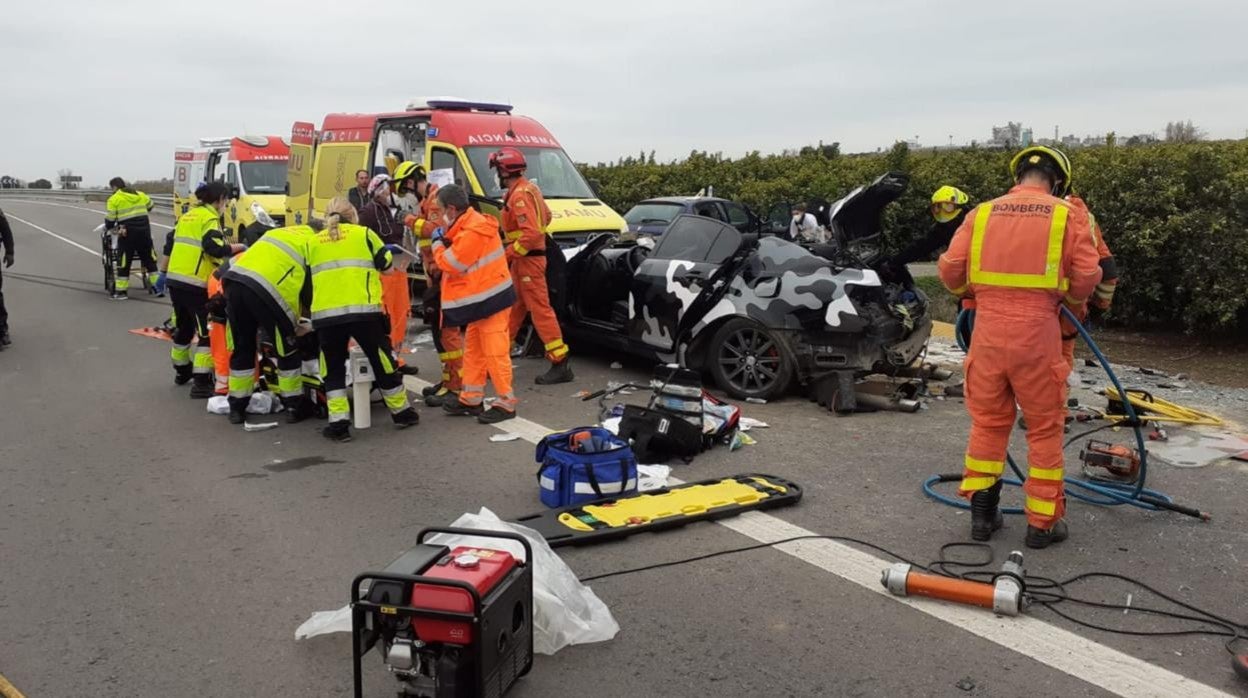 Imagen de los trabajados de evacuación de los implicados en el accidente de tráfico en Sagunto (Valencia)