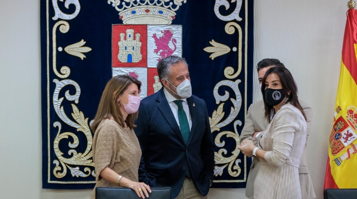 El presidente de las Cortes, Carlos Pollán conversa con la socialista Ana Sánchez en presencia de Fátima Pinacho (Vox)