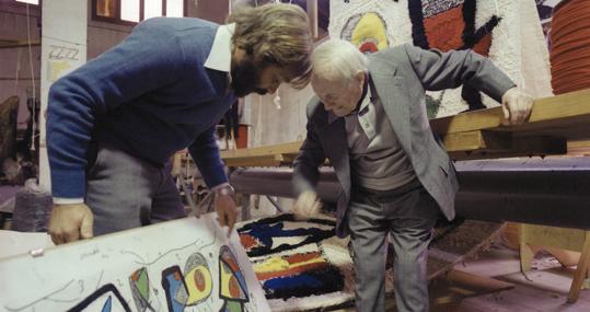 Miró y Royo, con un boceto del tapiz
