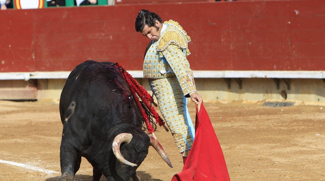 El diestro Morante de la Puebla, durante el sexto festejo de la Feria de la Magdalena