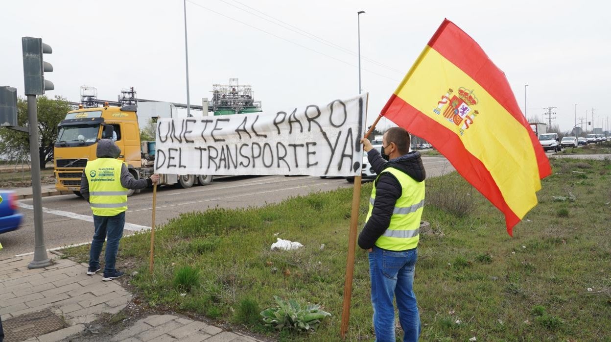 Protesta de transportistas frente a la fábrica de Michelin en Valladolid