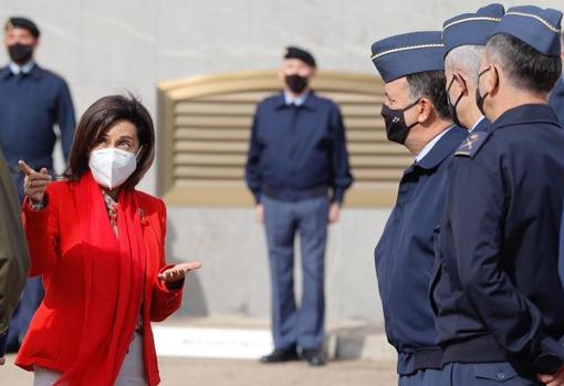La ministra de Defensa, Margarita Robles, durante su visita oficial a la Base de Zaragoza el pasado septiembre, cinco meses después de la operación Gali