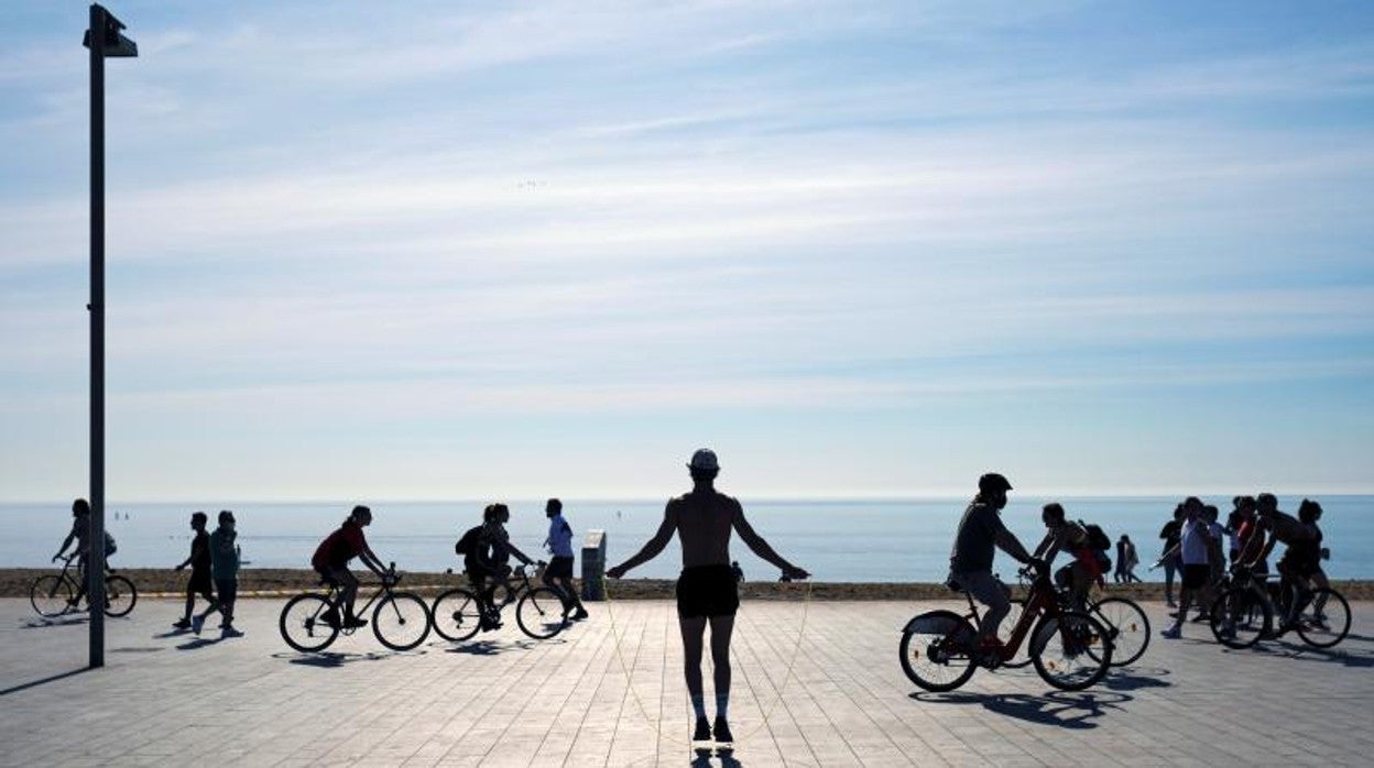 La playa de la Barceloneta, plagada de deportistas durante la desescalada, en mayo de 2020