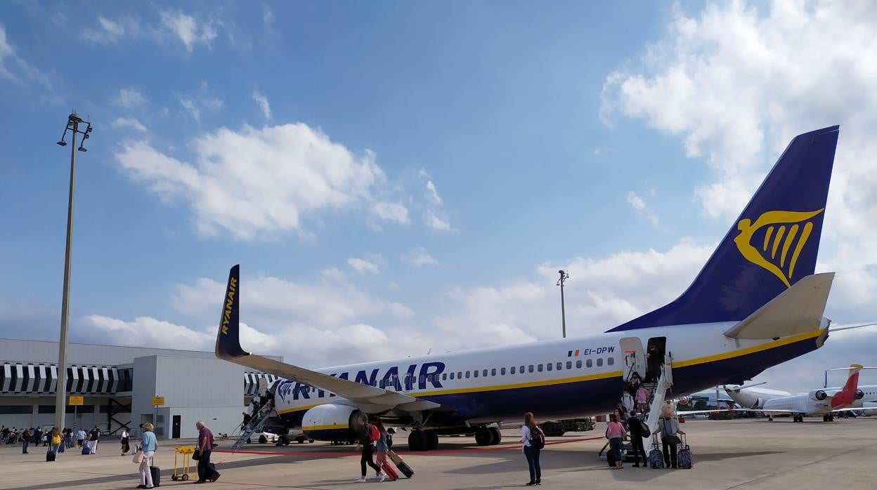 Un avión de Ryanair en el aeropuerto de Castellón