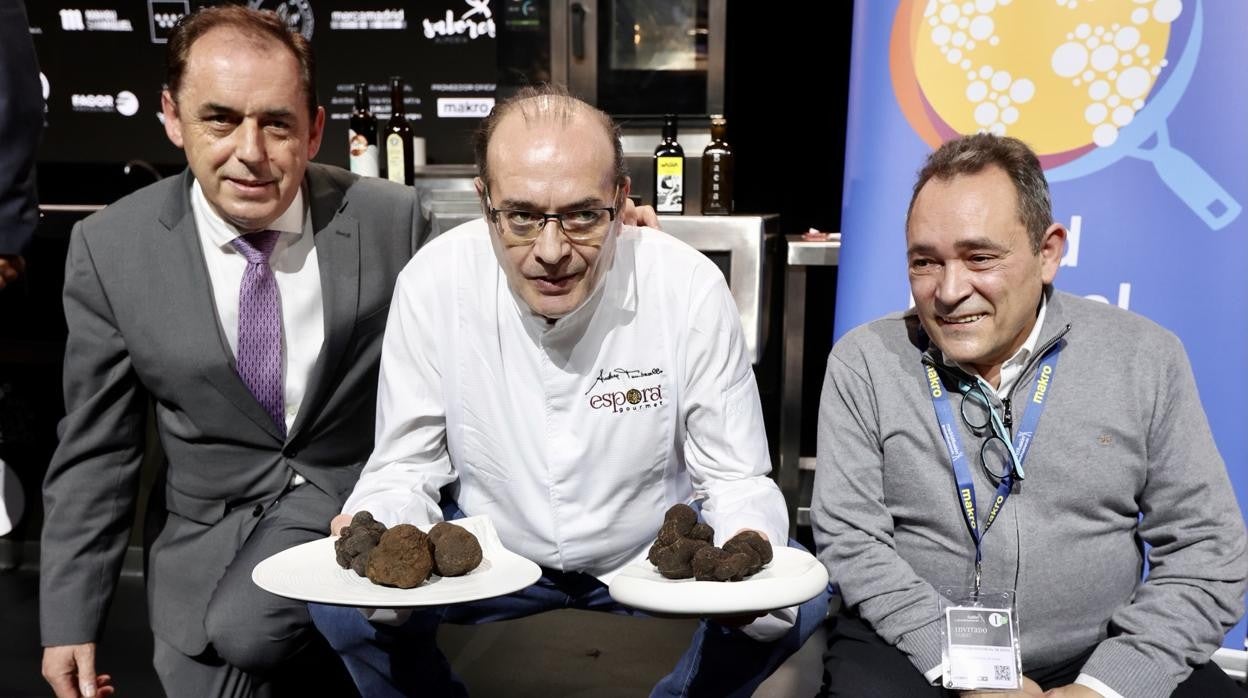 El presidente de la diputación de Soria, junto al cocinero Andrea Tumbarelo, que con la puja final se llevó las trufas subastadas