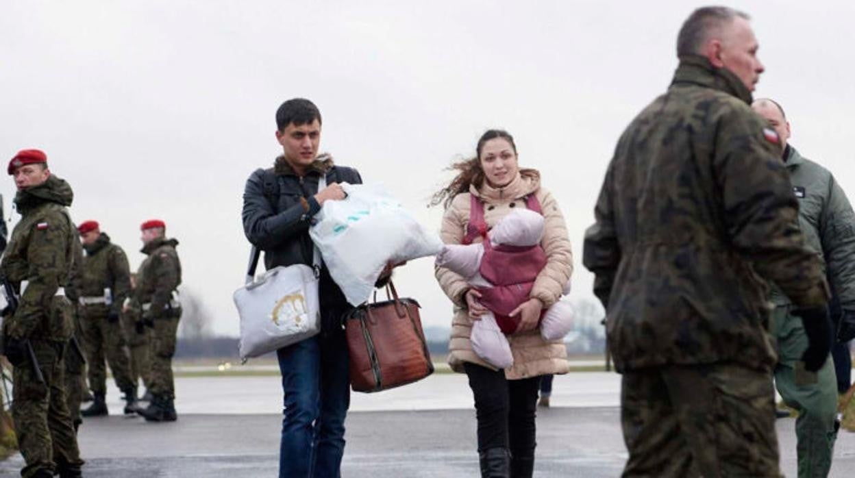 Una familia ucraniana llegando al aeropuerto militar de Krolwwo Malborskie (Polonia)