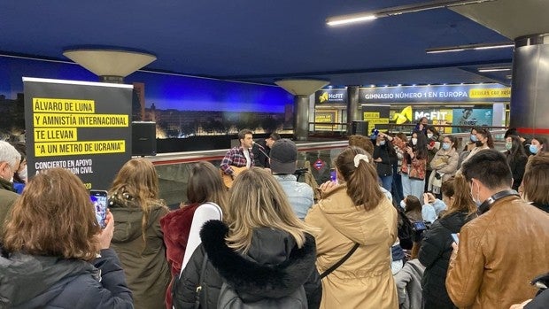 La sorpresa del día en el Metro: Álvaro de Luna sorprende a los viajeros con un concierto por Ucrania