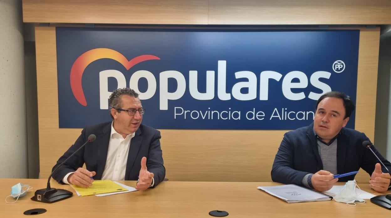 Los dirigentes populares Toni Pérez y Juan Francisco Pérez Llorca