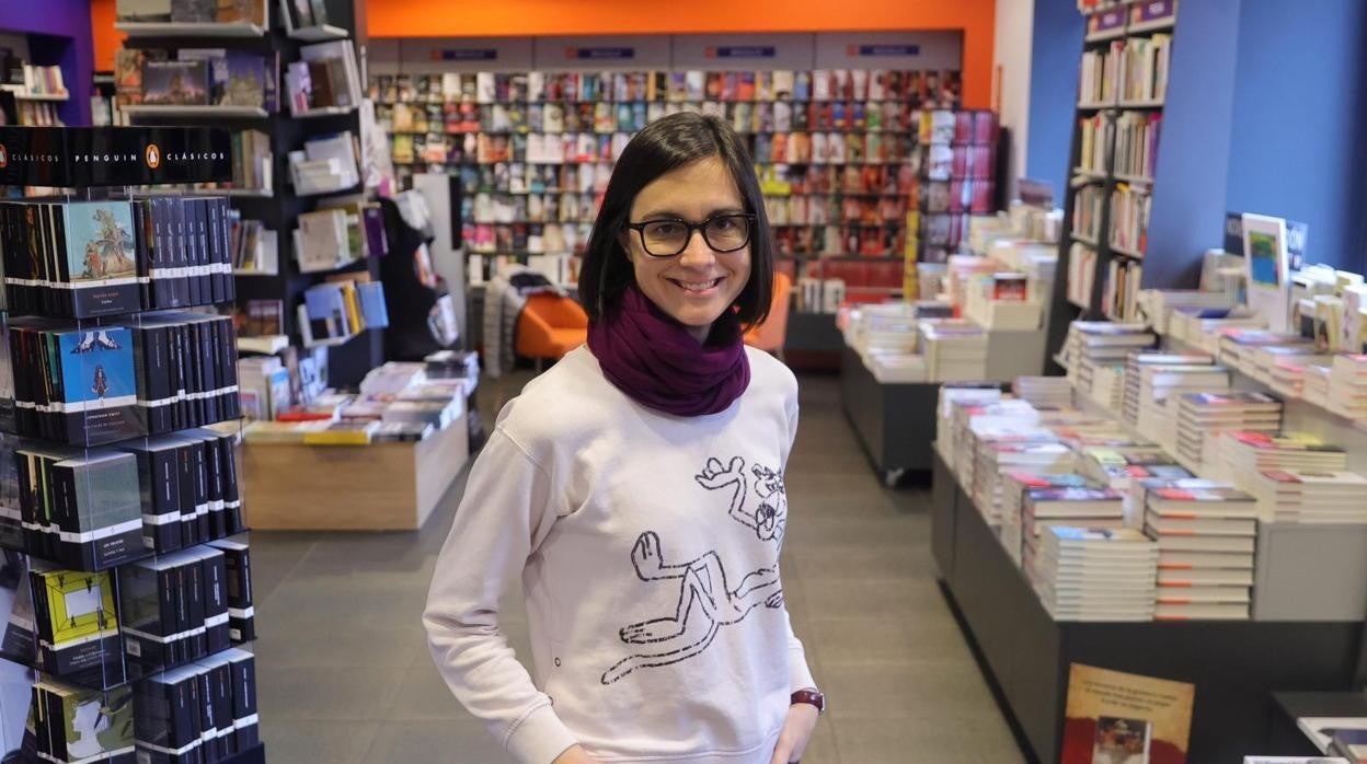 Inés Martín Rodrigo antes de la presentación de su novela en la vallisoletana librería Oletvm