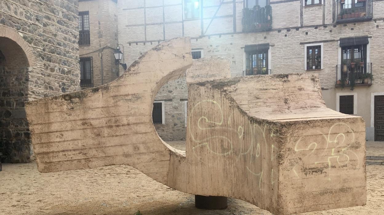 Aparecen pintadas en la escultura &#039;Lugar de Encuentro V&#039; de Eduardo Chillida