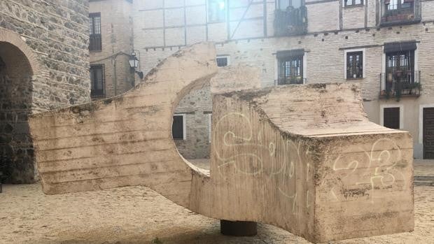 Aparecen pintadas en la escultura 'Lugar de Encuentro V' de Eduardo Chillida