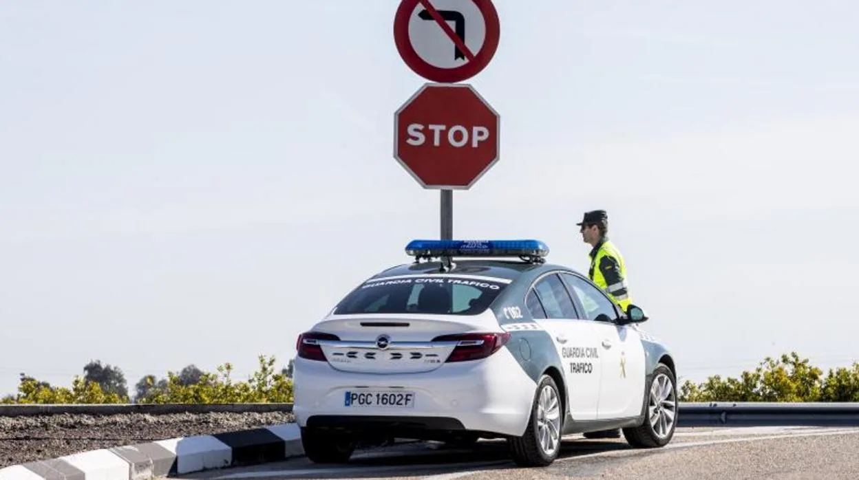 Imagen de archivo de un agente de la Guardia Civil en una carretera ubicada en la provincia de Valencia