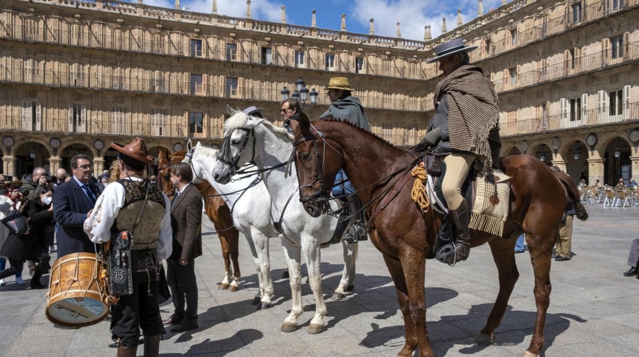 El concejal de Turismo del Ayuntamiento de Salamanca, Fernando Castaño, recibe a los participantes en la Ruta Nebrisense a Caballo a su paso por la ciudad