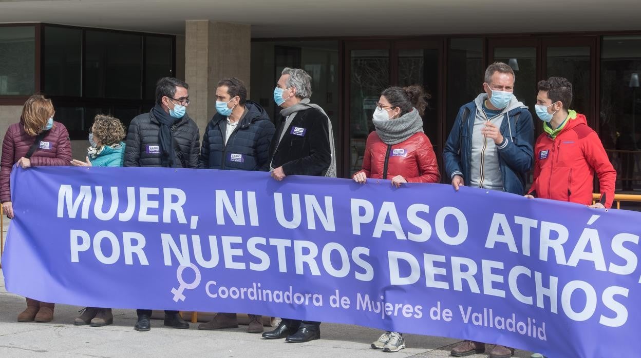 Concentración que la Coordinadora de Mujeres de Valladolid convocó a las puertas de las Cortes el día que se constituyó el nuevo Parlamento regional