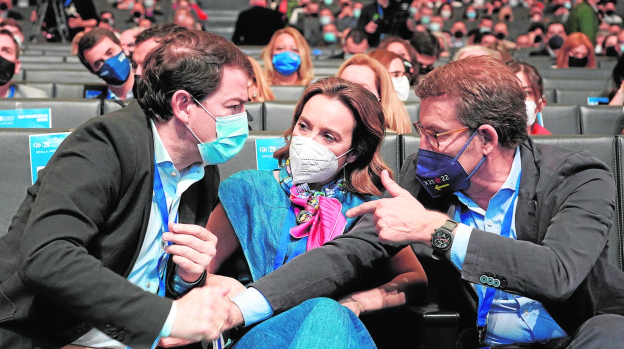 Alfonso Fernández Mañueco, Cuca Gamarra y Alberto Núñez Feijóo, en el Congreso del PP en Sevilla