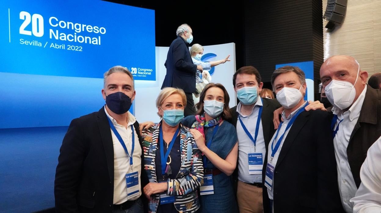 El presidente de la Junta de Castilla y León en funciones, Alfonso Fernández Mañueco, junto a Sanz y Carnero, entre otros