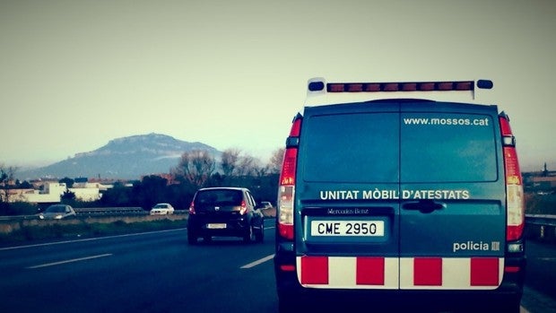 Un presunto ladrón muere atropellado por un camión en la autopista mientras huía de los Mossos