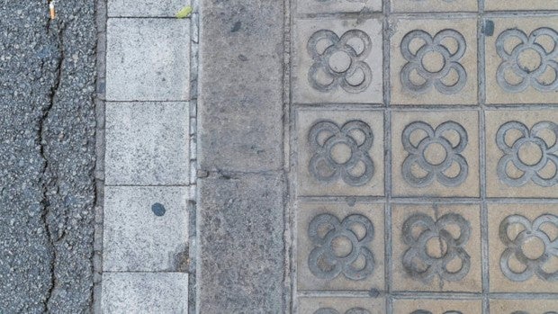 Enésima polémica de Colau, ahora a costa del 'panot', la tradicional baldosa barcelonesa