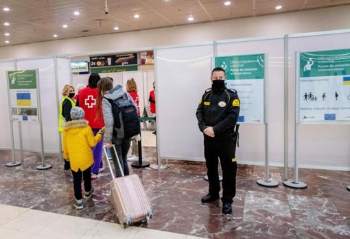 Refugiados ucranianos llegan a la estación de Sants (Barcelona)