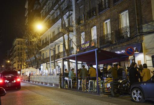 Terrazas sobre la banda de estacionamiento, en Ponzano