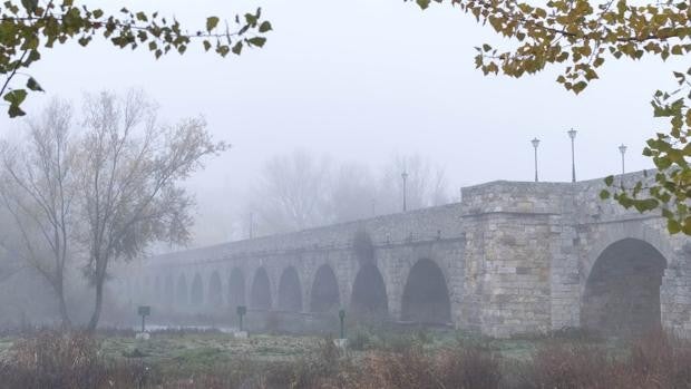 Amenazas con cuchillos a medianoche en el Puente Romano de Salamanca