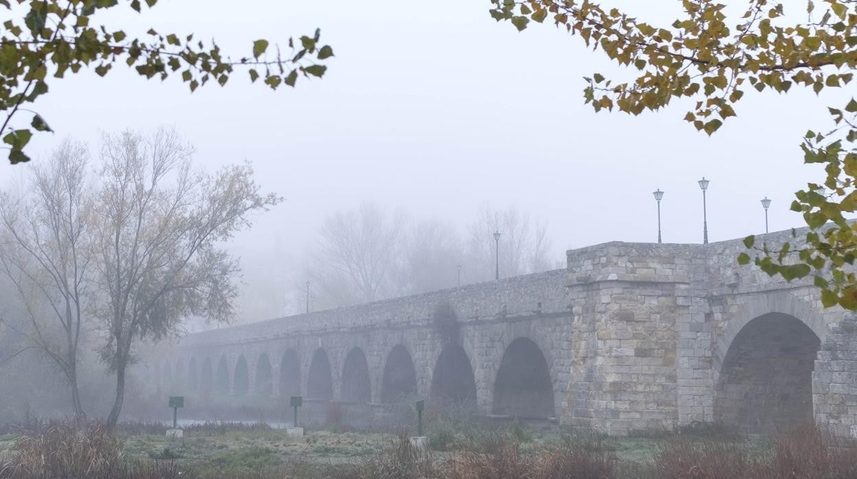 El Puente Romano de Salamanca, envuelto en nieblas