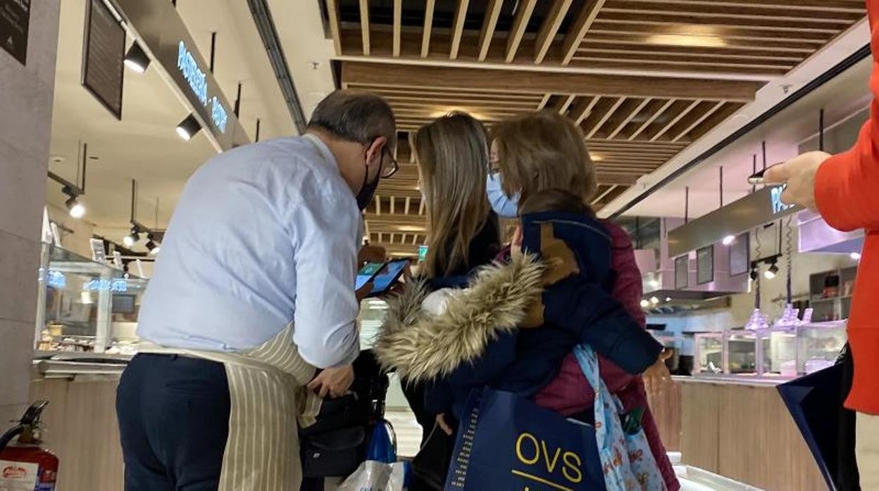 Imagen de archivo de unas clientes con mascarilla en un restaurante de Alicante