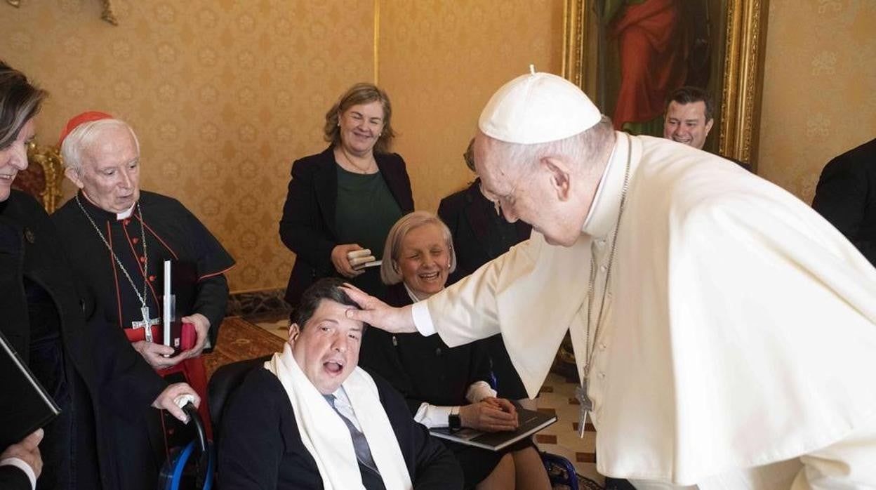 Imagen del Papa Francisco junto a Alejandro Planells, joven valenciano con parálisis cerebral