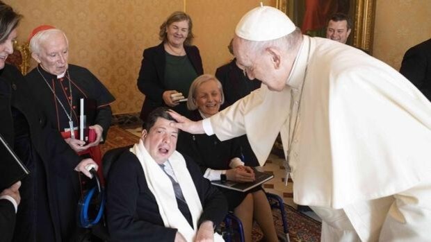 El Papa recibe a un valenciano con parálisis cerebral que tomó la comunión tras una catequesis adaptada