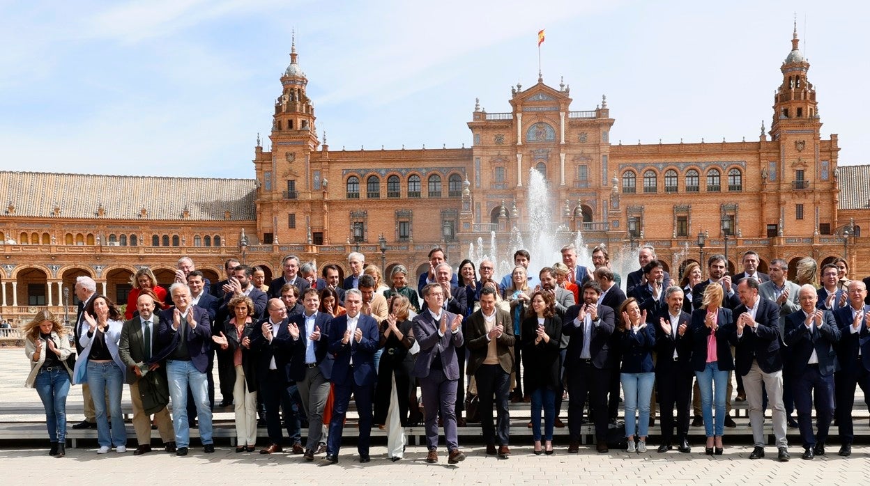 Foto de familia de la nueva dirección del PP, en Sevilla