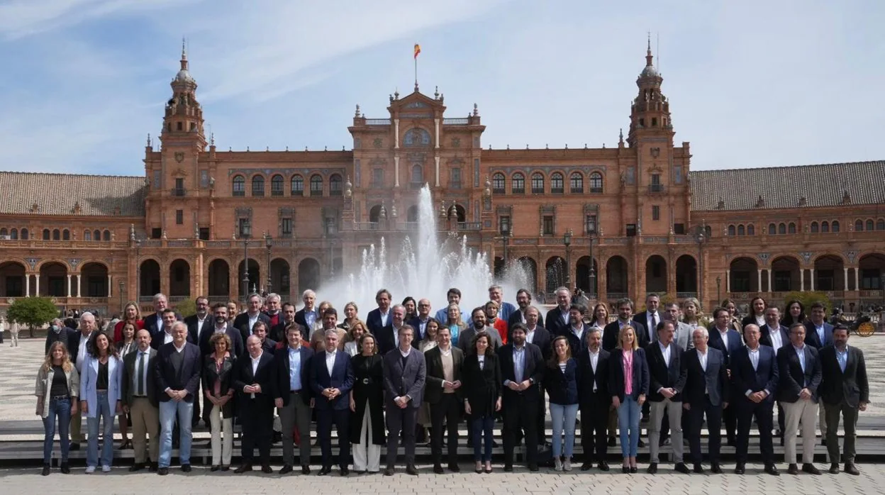Foto de familia del nuevo Comité Ejecutivo Nacional del PP en Sevilla