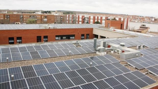 Instalan 1.200 placas fotovoltaicas en la cubierta del hospital ‘Mancha Centro’ de Alcázar de San Juan