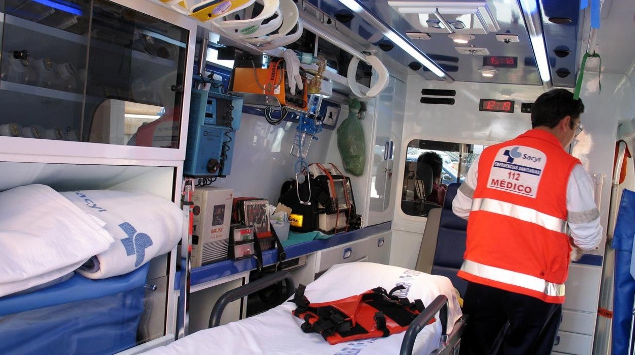 Interior de una ambulancia de Sacyl