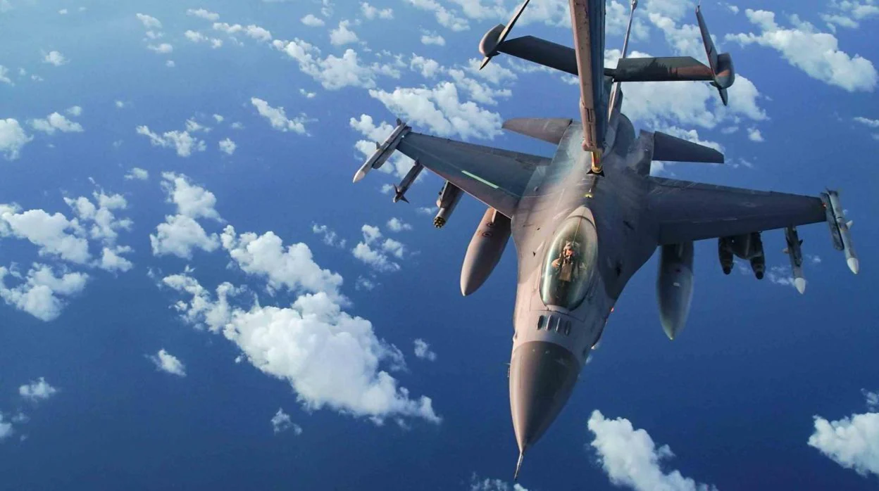 Caza F-16 estadounidense en plena operación de reabastecimiento en vuelo