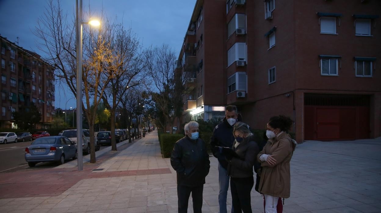 La alcaldesa de Toledo, Milagros Tolón, ha visitado en la tarde de este lunes el nuevo alumbrado público de la calle río Alberche