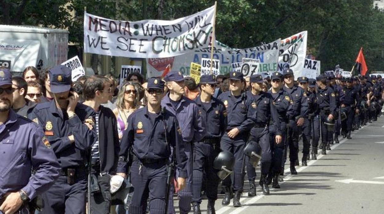 Imagen de archivo del blindaje policial en una protesta antiglobalización