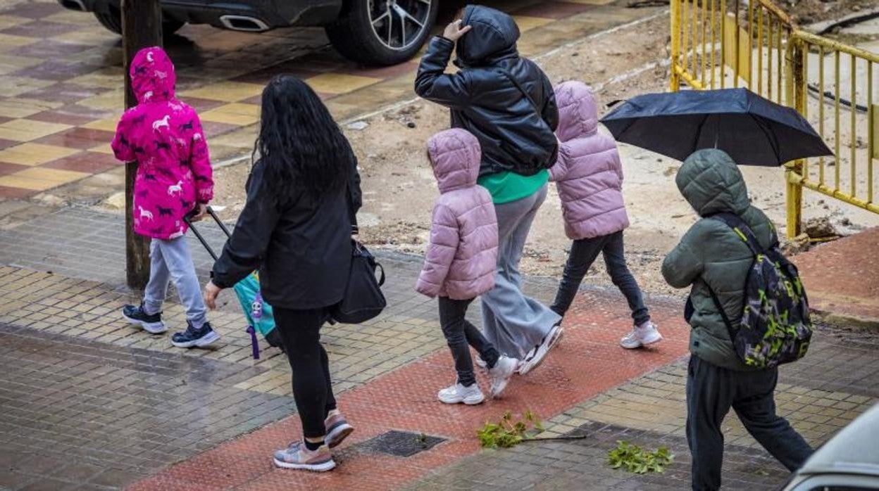 Transeúntes bajo la lluvia en Alicante