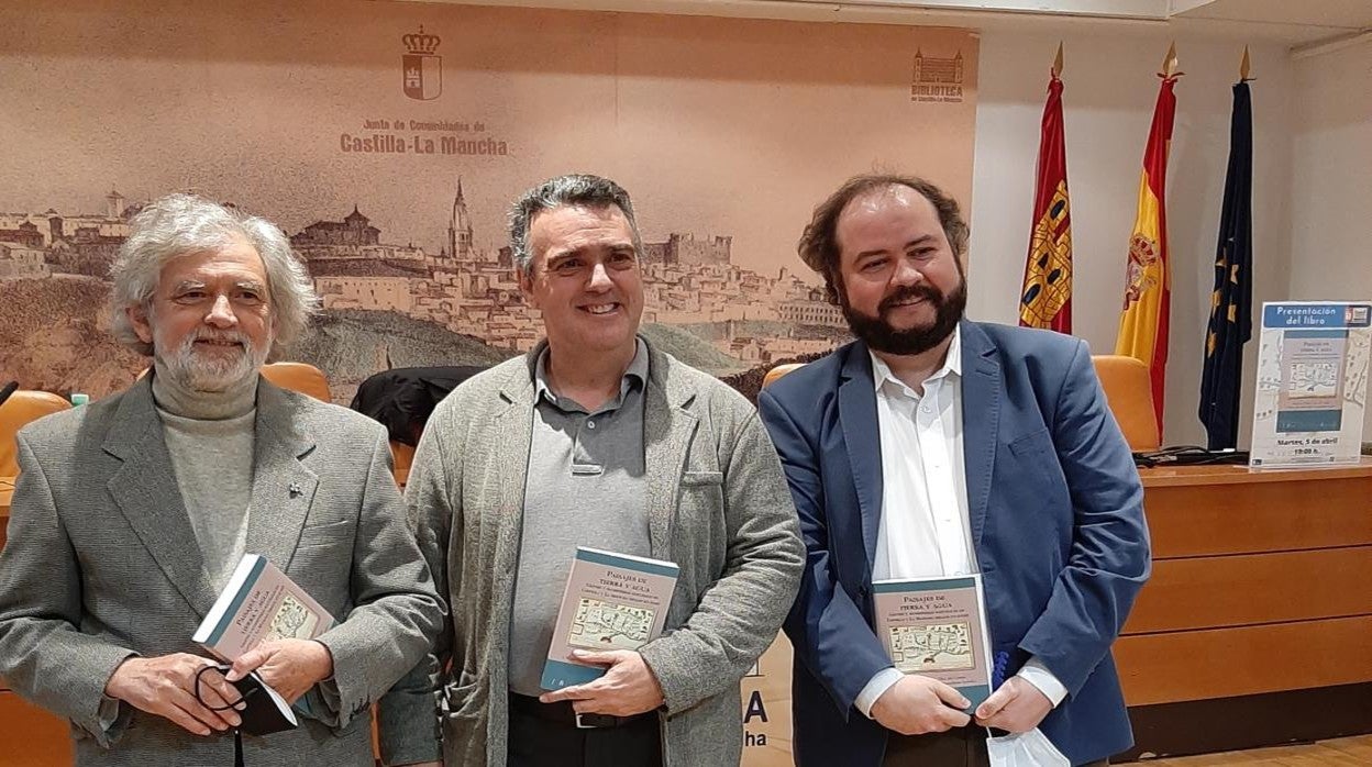 Un momento de la presentación del libro de Almud Ediciones, con tres de sus autores, este martes en Toledo