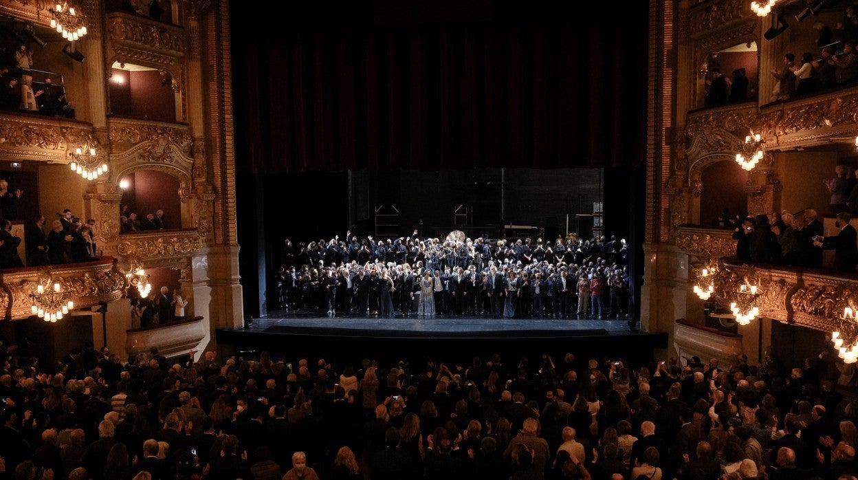 El teatro invitó a subir al escenario a todos los trabajadores de la casa mientras Fabiano entonaba el 'Nessun dorma' de 'Turandot'.