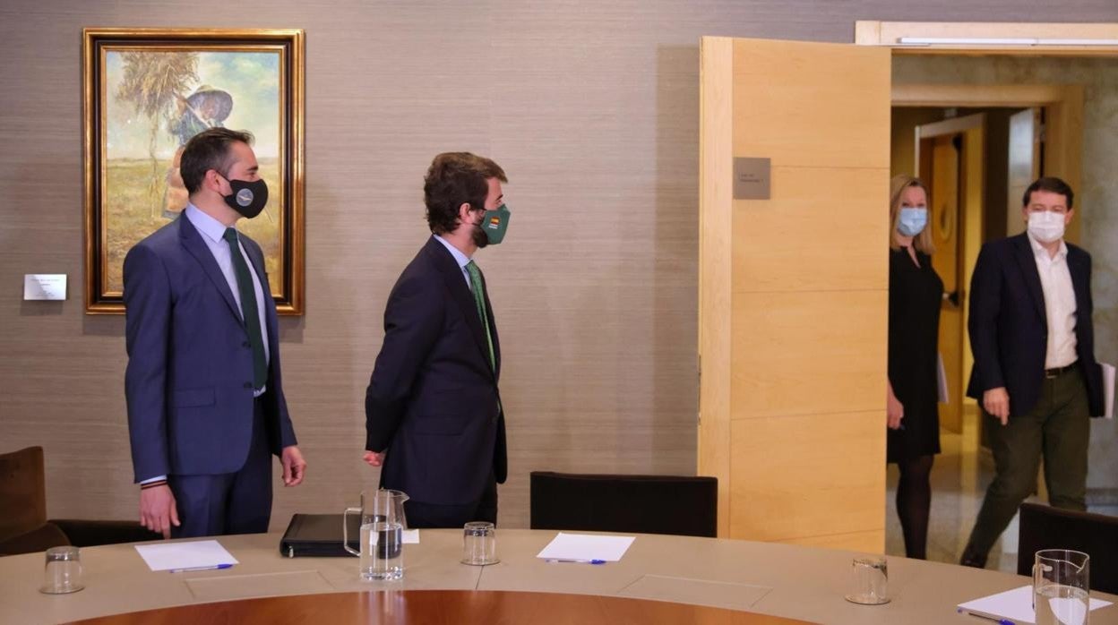 Primera reunión que mantuvieron PP y Vox, en el mes de febrero
