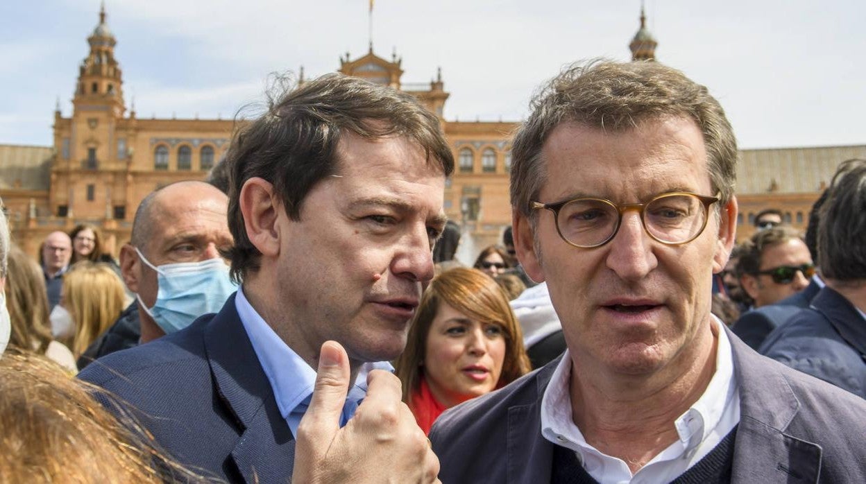 Alberto Núñez Feijóo y el presidente en funciones de la Junta de Castilla y León, Alfonso Fernández Mañueco en Sevilla