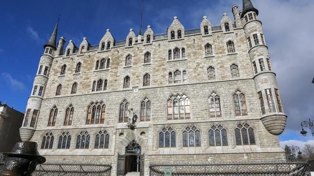 Museo Casa Botines: el ‘dragón’ de piedra de Gaudí que custodia doscientos tesoros