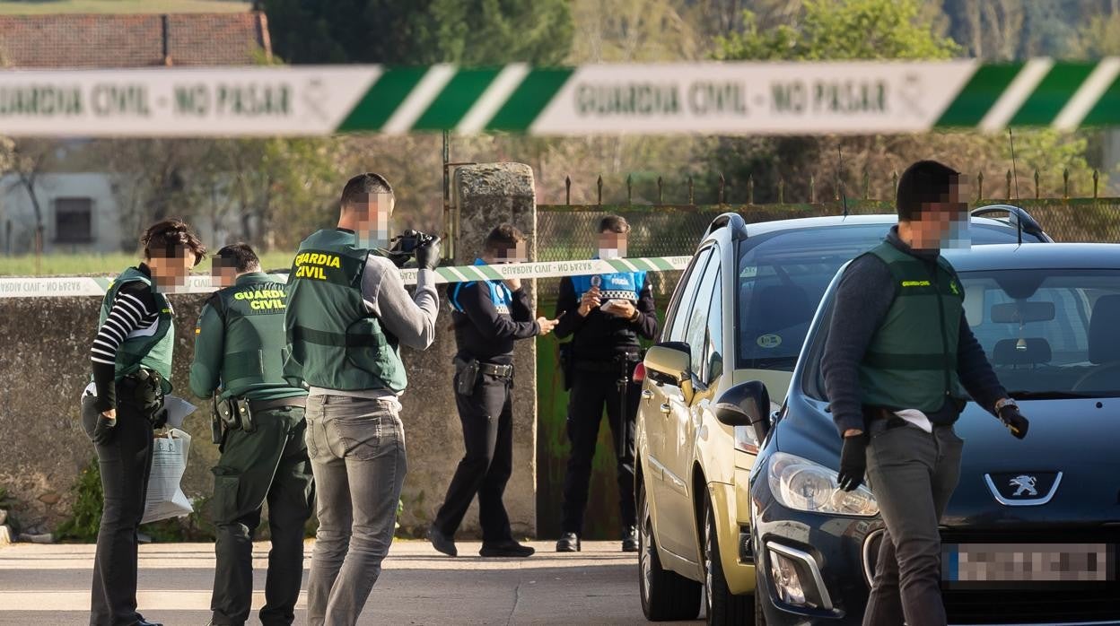 Agentes de policía y guardias civiles acordonan la zona del tiroteo