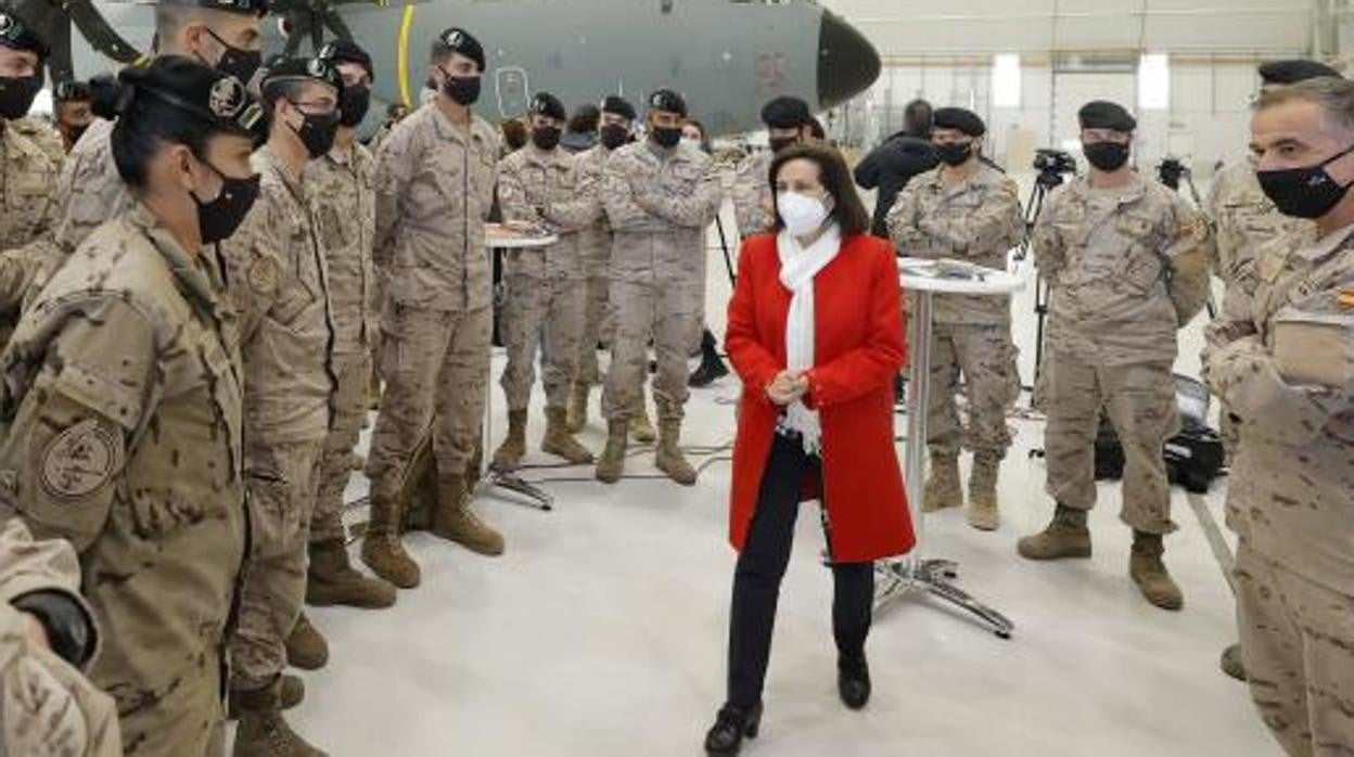 La ministra de Defensa, Margarita Robles, rodeada de militares, este miércoles, en la Base de Zaragoza